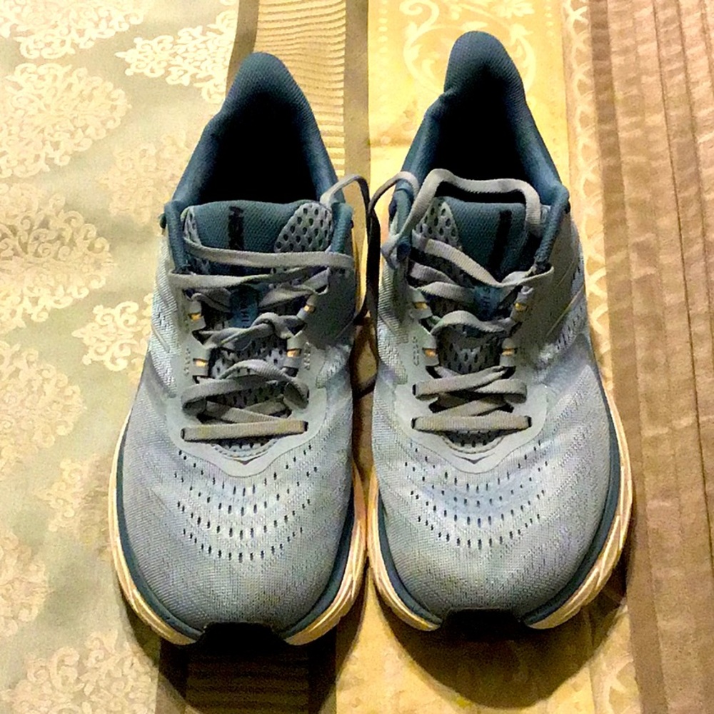 Hoka womens size 9D tennis shoes